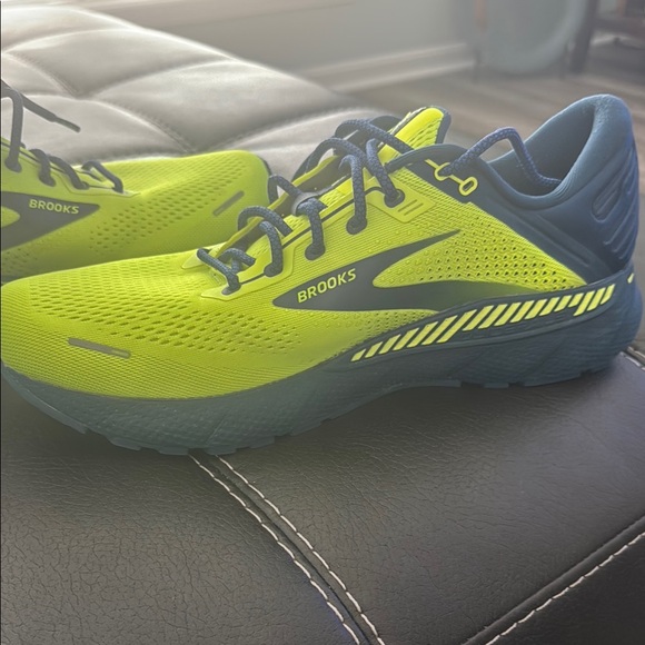 Brooks Adrenaline GTS Shoes - Bright Yellow and Dark Blue - Picture 10 of 13